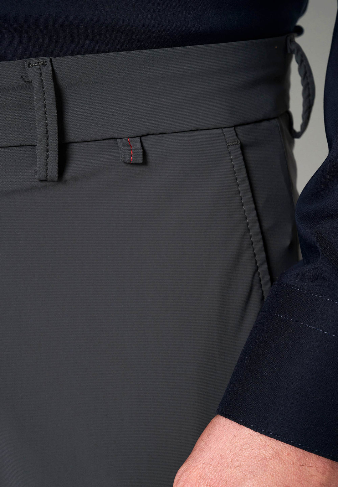 Detailaufnahme der grauen Herren Functional-Hose D31410-99200 mit hochwertiger Verarbeitung und elastischem Funktionsmaterial.