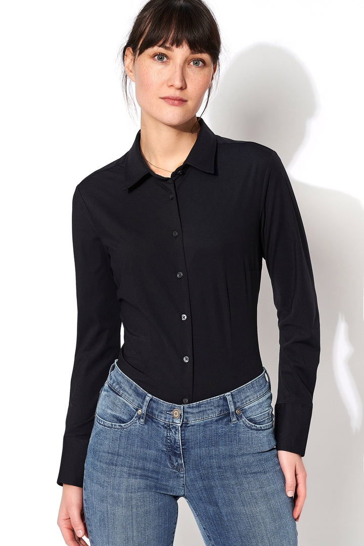 Damen Slim Fit Funktionsbluse in Schwarz mit Langarm und klassischem Kragen. Pflegeleicht, knitterfrei und atmungsaktiv – ideal für Reisen.