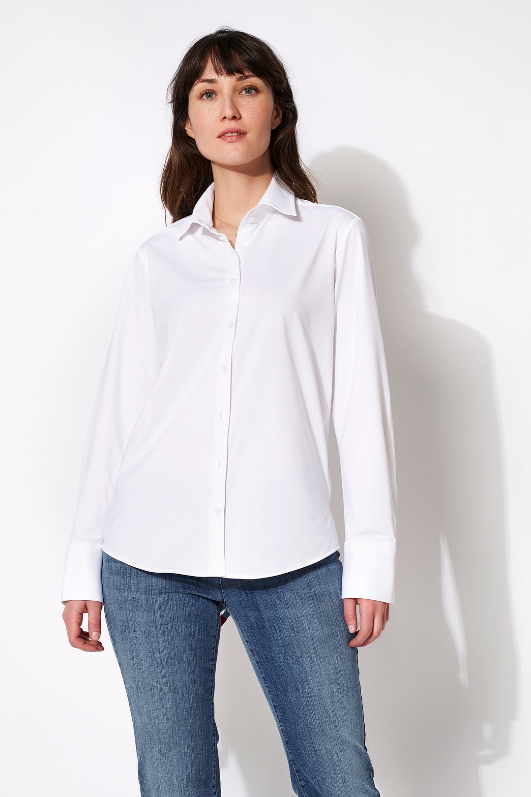 Funktions Bluse Damen Oversize in Weiß mit Langarm und Modern Fit. Atmungsaktiv, schnelltrocknend und bügelfrei – ideal für Reisen und Alltag.